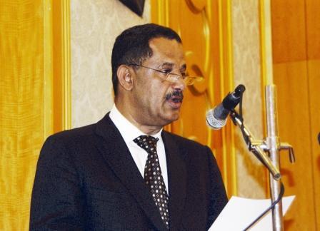 د. مجور يلقي كلمته في ورشة العمل أمس